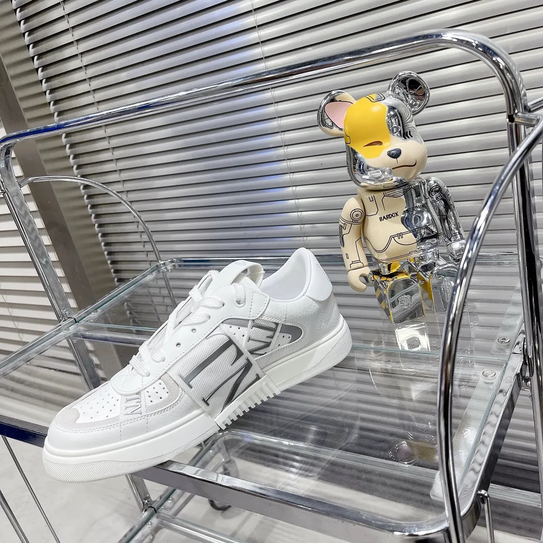 👟👟Ex-factory price 600👟👟 Valentino ONE STUD calfskin lace-up sneakers. Soft suede low-top sneakers, classic and versatile, couple's sneakers, special goods, worth buying! A pair of simple shoes with unique details will save you from the difficulty of dressing. OneStud sneakers, with quilted plaid and oversized rivets, create an eye-catching punk style and get rid of the heavy feeling of this season's clothing. Upraise calfskin derby shoes, with exquisite leather construction and simple silhouette, and smooth lines set the tone of coolness, are a versatile item in the wardrobe. There are more Valentino boutique shoes waiting for you to unlock! It’s time to get the shoes you’ve been coveting for a long time! Officially on sale 7,+++ - Seven straps, decorated with metallic rubber effect. Decoration on the back and tongue. Size 35-44.
